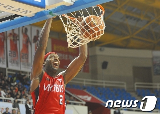 19일 울산 동천체육관에서 열린 울산 모비스와 고양 오리온스의 2013-2014 KB국민카드 프로농구 경기에서 모비스 벤슨이 덩크슛을 성공시키고 있다.   2013.10.19/뉴스1 © News1   노화정  기자