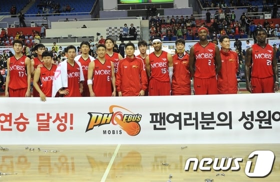 울산 모비스가 19일 오후 울산 동천체육관에서 열린 고양 오리온스와의 홈경기에서 프로농구 역대 최다 17연승을 달성했다. 대기록을 세운 모비스 선수들이 경기 후 기념촬영을 하고 있다. 2013.10.19/뉴스1     © News1   노화정  기자