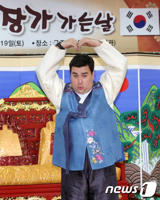 호주출신 방송인 샘 해밍턴이 19일 오후 서울 용산 전쟁기념관 내 궁중의례원에서 결혼식을 올리기 전 간담회를 갖고 있다. 2013.10.19 스타뉴스/뉴스1 © News1   