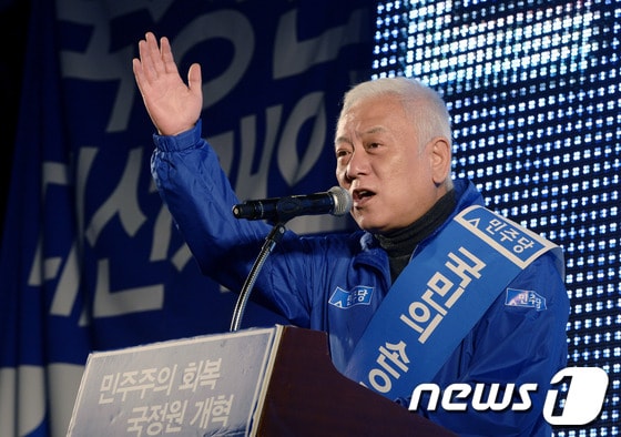 김한길 민주당 대표가 19일 오후 서울광장에서 열린 &#39;민주주의 회복과 국정원 개혁촉구를 위한 제8차 국민결의대회&#39;에서 발언하고 있다. 2013.10.19/뉴스1 © News1   안은나 기자