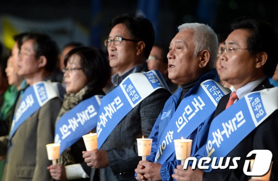 김한길 민주당 대표와 전병헌 원내대표를 비롯한 당 지도부가 19일 오후 서울광장에서 열린 &#39;민주주의 회복과 국정원 개혁촉구를 위한 제8차 국민결의대회&#39;에서 촛불을 들고 있다. 2013.10.19/뉴스1 © News1 안은나 기자