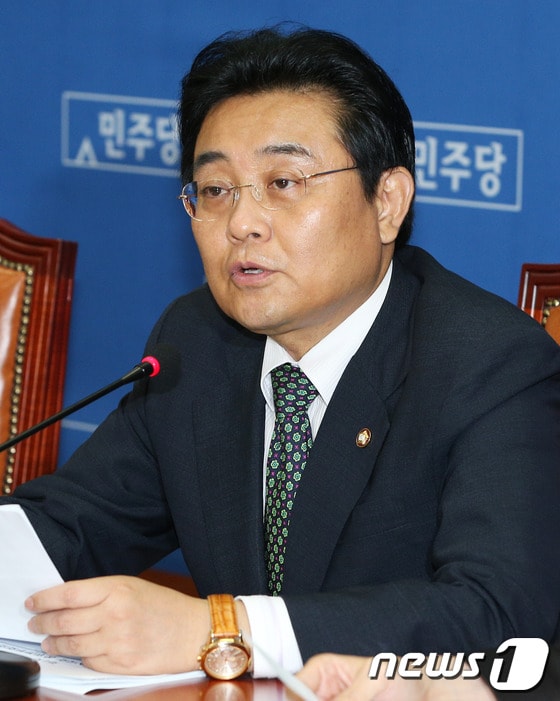 민주당 전병헌 원내대표가 2일 오전 서울 여의도 국회에서 열린 24시 비상국회 운영본부 회의에서 모두발언을 하고 있다. 2013.10.2/뉴스1 © News1 오대일 기자