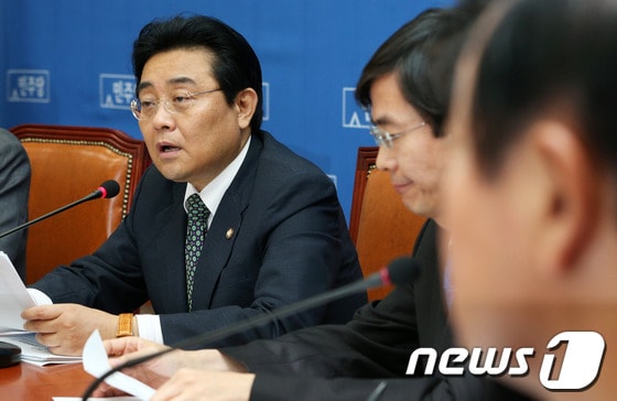 민주당 전병헌 원내대표가 2일 오전 서울 여의도 국회에서 열린 24시 비상국회 운영본부 회의에서 모두발언을 하고 있다. 2013.10.2/뉴스1 © News1 오대일 기자