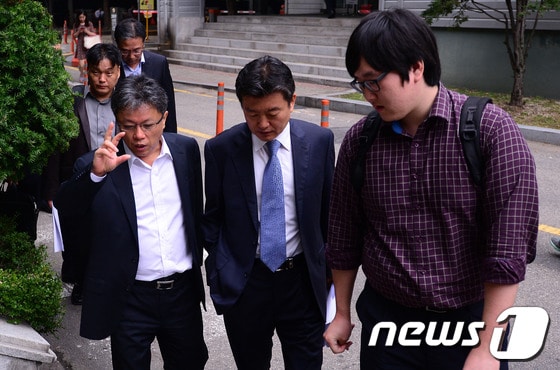 박철원 동양시멘트 E&C 대표이사(가운데)가 2일 오전 서울 서초구 서울중앙지방법원에서 열린 동양 그룹 계열사 3곳의 법정관리(기업회생절차) 신청 대표자 심문에 참석하기위해 법원에 들어서고 있다. 법원은 대표자 심문을 거쳐 이들 3사에 대한 회생절차 개시요건이 인정되면 패스트트랙 회생절차를 적용해 채권조사, 기업가치 평가, 회생계획안 제출, 관계인집회를 통한 회생계획안 결의 및 인가 등 후속절차를 신속하게 진행할 예정이다. 2013.10.2/뉴스1 © News1 손형주 기자