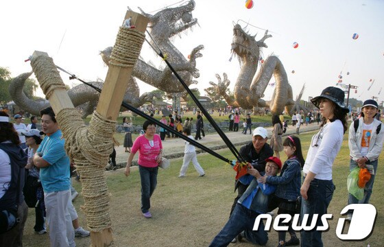 대형 새총쏘기/사진제공=김제시 © News1 박효익 기자