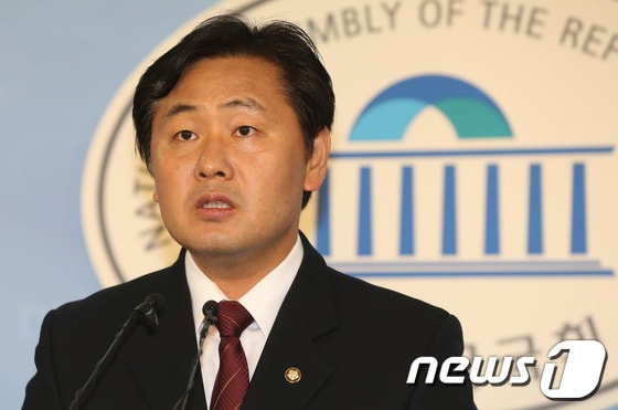 김관영 민주당 수석 대변인이 2일 오후 서울 여의도 국회에서 &#39;정상회담 대화록&#39; 검찰 수사결과 관련 브리핑을 하고 있다. 김 수석 대변인은 이날 브리핑에서 