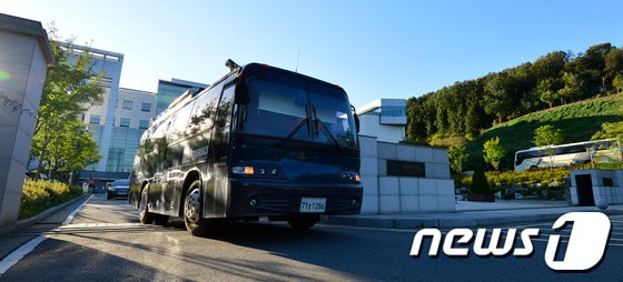 2일 오후 성남시 수정구 국가기록원 대통령기록 전시관 앞으로 수사를 마친 검찰 차량이 나오고 있다. 검찰은 이날 2007년 남북정상회담 대화록이 국가기록원에 없다는 수사결과를 발표했다.2013.10.2/뉴스1 © News1 최영호 기자