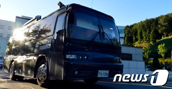 지난 10월 2일 오후 검찰의 디지털 자료 분석용 특수차량이 경기도 성남 국가기록원을 떠나고 있다. 검찰은 이날 2007년 남북정상회담 대화록이 국가기록원에 없다는 수사결과를 발표했다.2013.10.2/뉴스1  © News1   최영호 기자