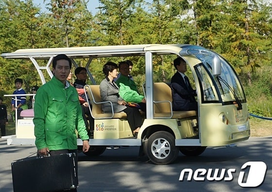 2013순천만 국제정원박람회장에 도착한 박대통령이 전동카트를타고 박람회장내 봉화언덕으로 이동하고 있다.© News1서순규기자 