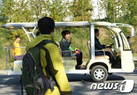 2013순천만 국제정원박람회장을 방문한 박근혜 대통령이 전동카트로 봉화언덕으로 이동하는 도중 환호하는 관람객들을 향해 손을 흔들고 있다.© News1서순규기자 