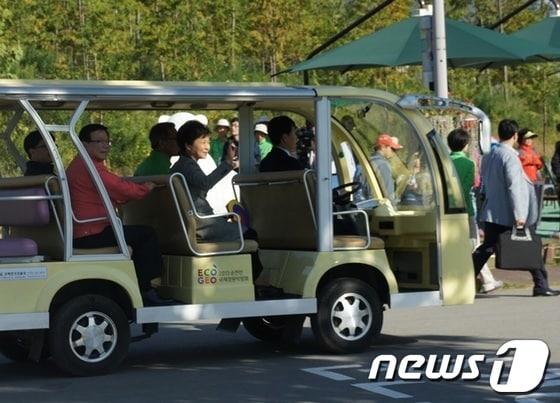 2013순천만 국제정원박람회장을 방문, 전동카트를 타고 이동하는 동중 환호하는 관람객들을 향해 손을 흔들고 있다.© News1 서순규기자