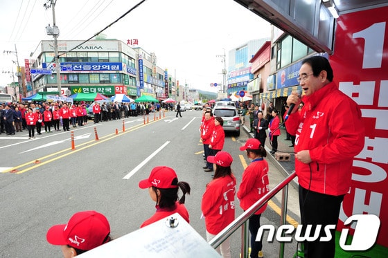 10.30 포항남.울릉 재선거를 10일 앞둔 20일 포항시 오천시장에서 새누리당 박명재 후보가 지지를 호소하고 있다./2013.10.20/뉴스1 © News1 최창호 기자