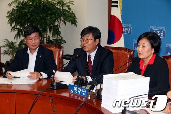 국회 법사위 야당 간사인 민주당 이춘석 의원이 지난 20일 오후 서울 여의도 국회에서 열린 야당 법사위원 국정원 SNS대선개입 추가 의혹 제기 관련 기자간담회에서 모두발언을 하고 있다.2013.10.20/뉴스1 © News1   이광호 기자