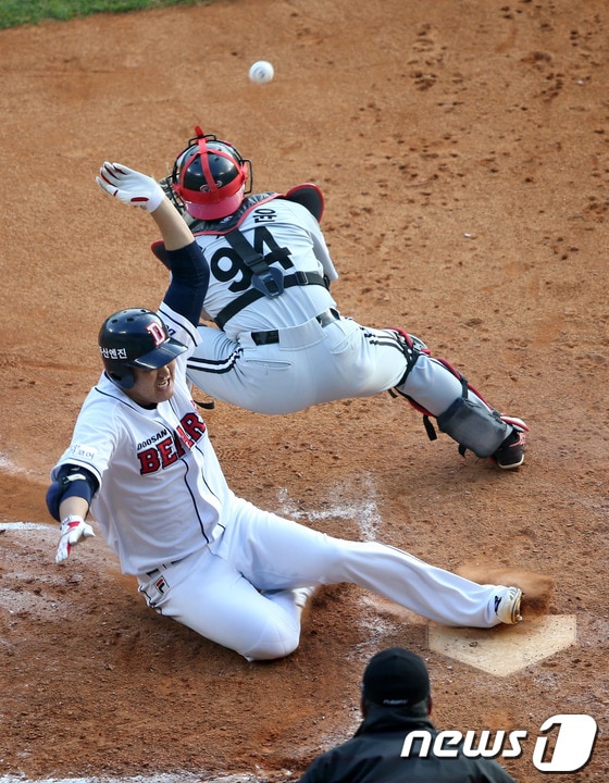 20일 오후 서울 잠실야구장에서 열린 '2013 한국야쿠르트 세븐 프로야구' 플레이오프(PO) 4차전 두산베어스와 LG트윈스의 경기 8회말 무사에서 두산 오재일이 중전 안타를 친 후 LG 박용택의 실책으로 홈까지 뛰어들어 세이프되고 있다. 2013.10.20/뉴스1 © News1   한재호 기자