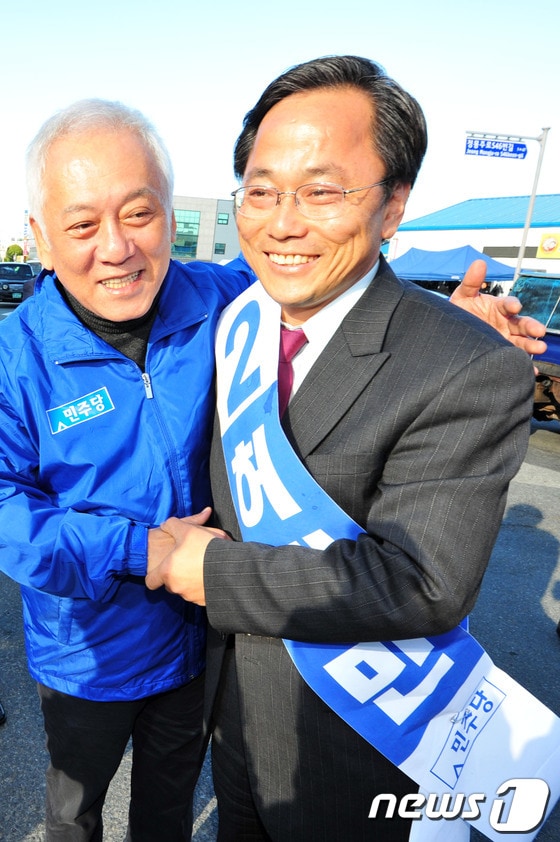 10.30포항남ㆍ울릉재선거를 10일 앞둔 지난 20일 김한길 민주당 대표가 허대만 후보 지원유세를 위해 포항남구 오천시장을 찾아 선거운동 중인 허대만 후보를 격려하고 있다. 김 대표는 