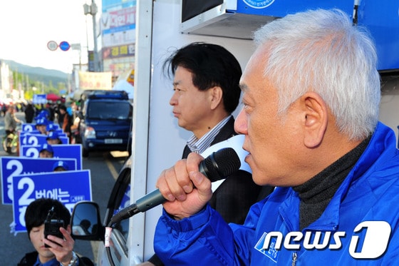 10.30포항남ㆍ울릉재선거를 10일 앞둔 20일 김한길 민주당 대표가 허대만 후보 지원유세를 위해 포항남구 오천시장을 찾았다. 김 대표는 