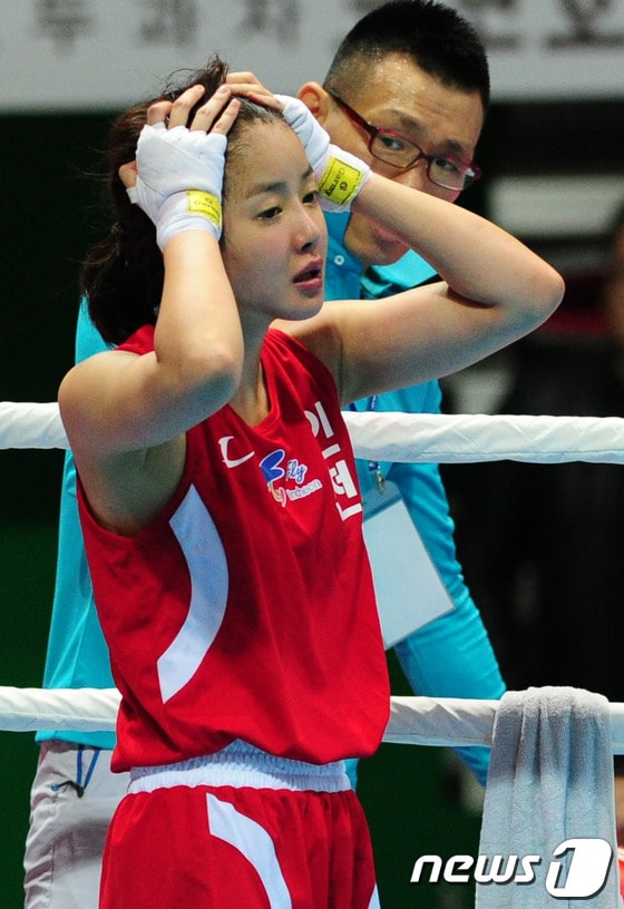 배우 복서 이시영(31 인천시청)이 21일 인천시 남구 도원실내체육관에서 열린 제94회 전국체육대회 여자 일반부 플라이급(51kg) 8강전에서 김하율(충주시청)을 상대로 경기를 펼친뒤 경기결과를 기다리고 있다.이날 경기에서 이시영은 김하율에 판정패 했다. 2013.10.21/뉴스1 © News1   신창원 기자