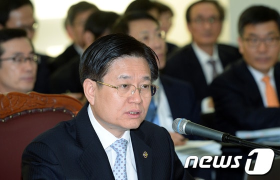 김덕중 국세청장이 21일 오후 서울 종로구 국세청에서 속개된 국회 기획재정위원회의 국세청에 대한 국정감사에서 민주당 문재인 의원의 질의에 답하고 있다. 2013.10.21/뉴스1 © News1   박정호 기자