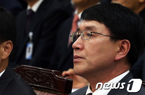 조영곤 서울중앙지검장이 지난달 21일 서울고등검찰청에서 열린 국회 법제사법위원회 국정감사에서 윤석열 여주지청장의 답변을 들으며 눈물을 흘리고 있다. /뉴스1© News1 허경 기자