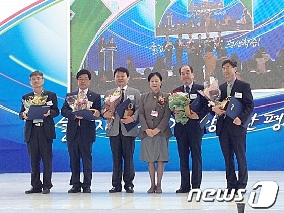 양동의 소장(왼쪽에서 두번째)이 제2회 대한민국 평생학습박람회에서 특별상을 수상했다.사진=순천시© News1서순규기자 