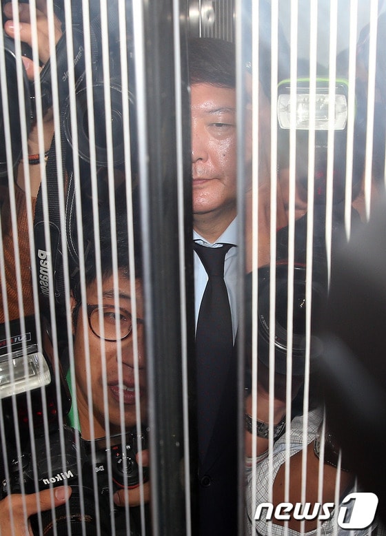 윤석열 여주지청장이 21일 오후 서울 서초동 고등검찰청에서 열린 국회 법제사법위원회의 서울중앙지방검찰청과 수원지방검찰청 등 서울고등검찰청 산하 일선 검찰청에 대한 국정감사가 정회되자 국감장을 나서 승강기에 올라 있다. 이날 국감에서는 검찰의 국가정보원 댓글 사건 수사를 둘러싼 채동욱 전 검찰총장 사퇴, 윤석열 여주지청장의 특별수사팀 전격 배제 등 파문을 놓고 여야의 격렬한 공방이 예상된다. 2013.10.21/뉴스1 © News1   허경 기자