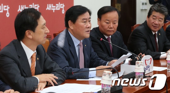 최경환 새누리당 대표가 22일 오전 서울 여의도 국회에서 열린 국정감사중반대책회의에서 모두 발언을 하고 있다. 최 원내대표는 이날 회의에서 국정원 대선개입 사건 수사를 둘러싸고 국정감사에서 조영곤 서울중앙지검장과 윤석열 전 특별수사팀장이 정면 충돌한 것과 관련 