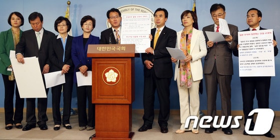 국회 야당 교육문화체육관광위원회 의원들이 22일 서울 여의도 국회 정론관에서 기자회견을 열고 교육부의 8종 역사교과서 수정보완 권고 관련 기자회견을 하고 있다. 이날 기자회견에서 참석자들은 교학사 교과서 검정 합격 취소와 교육부 장관의 사퇴를 촉구했다. 2013.10.22/뉴스1 © News1 송원영 기자