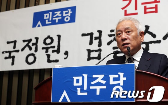 김한길 민주당 대표가 지난 22일 오전 서울 여의도 국회에서 열린 긴급 의원총회에서 모두발언을 하고 있다. 김 대표는 국가정보원의 대선개입 의혹 수사와 관련한 윤석열 여주지청장&#40;전 특별수사팀장&#41;의 폭로와 관련, 