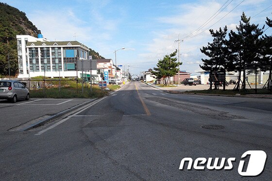 21일 오전12시 점심시간인데도 식당가에 사람이 보이지 않는 옥계면. 2013.10.22/뉴스1 © News1 윤창완 기자