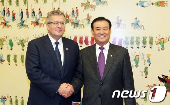 강창희 국회의장이 22일 오전 서울 여의도 국회를 방문한 브로니스와프 코모로프스키 폴란드 대통령과 악수하고 있다. 강창희 국회의장은 박근혜정부 출범 후 유럽 정상으로는 첫 국빈방문한 브로니스와프 코모로프스키 폴란드 대통령과 양국 의회 교류와 협력방안 등에 대해 논의 했다. &#40;사진공동취재단&#41;2013.10.21/뉴스1 © News1   사진공동취재단