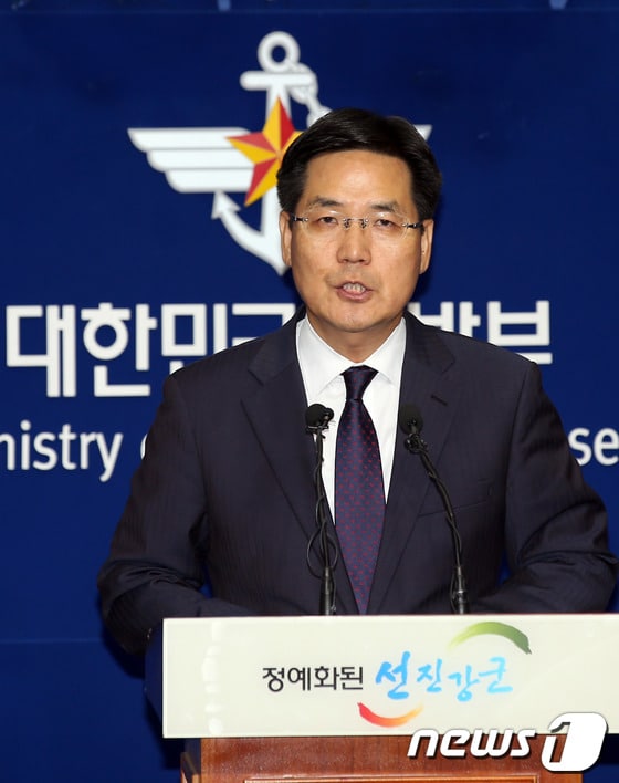 22일 오후 서울 용산 국방부에서 김민석 대변인이 국군 사이버사령부 댓글 활동 의혹에 대한 자체 중간조사 결과를 발표하고 있다. 국방부는 발표를 통해 언론에 보도된 4건의 SNS 계정이 국군사이버사령부 소속 군무원 3명과 현역 부사관 1명의 것으로 확인했으며, 정식 수사에 착수하고 이날 사이버사령부 사무실에 대한 압수수색을 진행하고 있다고 밝혔다. 2013.10.22/뉴스1 © News1   한재호 기자