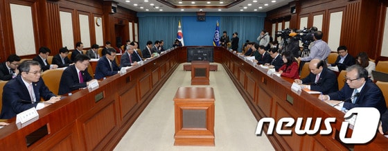 현오석 경제부총리가 23일 오전 서울 세종로 정부서울청사에서 열린 경제관계장관회의에서 모두발언을 하고 있다. 2013.10.23/뉴스1 © News1   박세연 기자