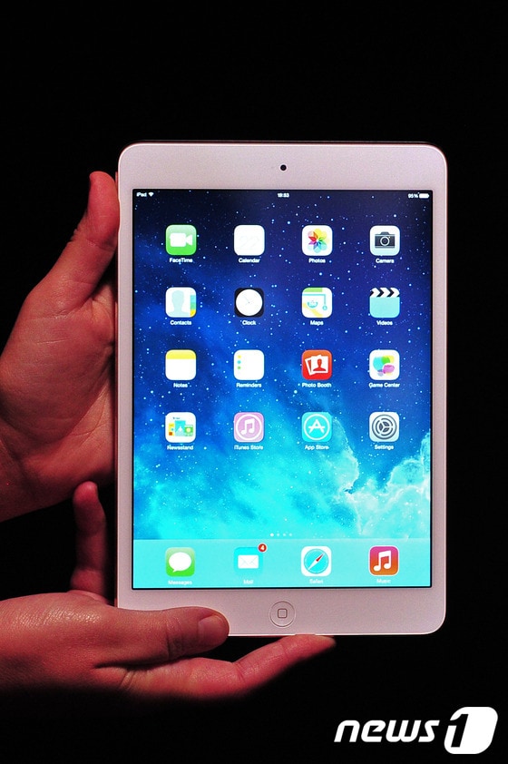 22일(현지시간) 영국 런던에서 공개된 아이패드 미니 2세대의 모습.© AFP=News1  