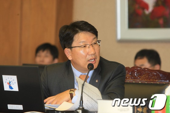 23일 광주고등법원에서 열린 법제사법위원회의 광주고등법원 등에 대한 국정감사에서 새누리당 권성동 의원이 질의하고 있다.2013.10.23/뉴스1 © News1 김태성 기자