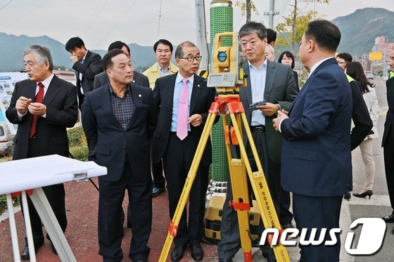 옥천군 7대 주요 지하 시설물이 전산화 된다. 이에 21일 옥천군을 방문한 국토교통부 박무익 국토정부정책관과 김영만 군수 등이 도로와 상·하수도를 측량하는 현장을 참관했다. 사진제공=옥천군 © News1  