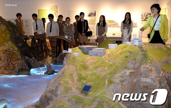 일본 정부가 독도 영유권을 주장하는 내용을 담은 '다케시마(竹島) 관한 동영상'이라는 제목의 독도 홍보 동영상을 일본 외무성 홍보 채널 명의로 유튜브를 통해 인터넷에 유포해 파장을 일으킨 23일 오후 서울 서대문구 미근동 독도체험관을 견학온 창원 봉림고등학교 학생들이 독도 모형을 살펴보고 있다.동영상에는 