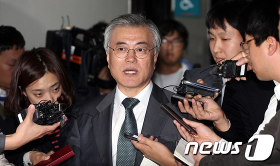 민주당 문재인 의원이 23일 오후 서울 여의도 국회 기획재정위원회에서 열린 국정감사에 참석하며 취재진의 대선 불공정 문제 발언과 관련한 질의에 답변하고 있다. 문 의원은 성명을 내고 박근혜 대통령에 대해 