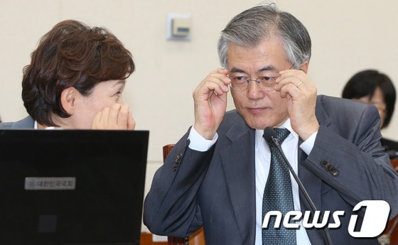 문재인 민주당 의원이 23일 오후 서울 여의도 국회 기획재정위원회에서 열린 국정감사에 참석해 김현미 의원과 대화를 나누고 있다. 문 의원은 이날 오후 성명을 내고 박근혜 대통령에 대해 