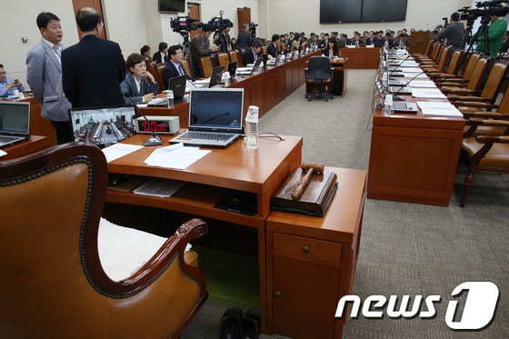 지난 23일 국회 기획재위원회 국정감사 파행 현장.  2013.10.23/뉴스1 © News1   송원영 기자