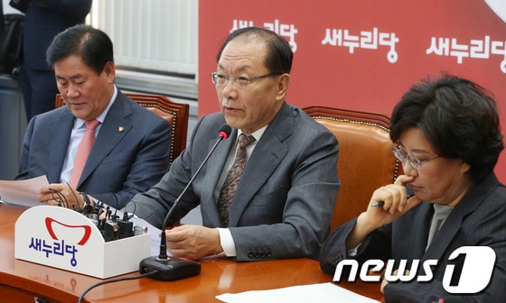 황우여 새누리당 대표가 24일 서울 여의도 국회에서 열린 최고위원회의에서 모두 발언을 하고 있다. 황 대표는 이날 회의에서 민주당 대선후보였던 문재인 의원이 '대선불공정 성명'을 낸 것과 관련, 