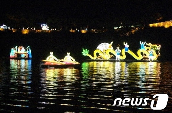 진주시 남강유둥축제 모습/사진제공=순천시 © News1