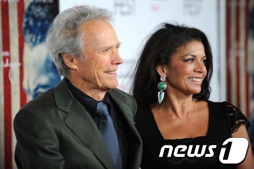 할리우드 배우 클린트 이스트우드(왼쪽)와 부인 디나. © AFP=뉴스1
