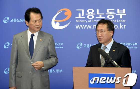 방하남 고용노동부 장관&#40;오른쪽&#41;과 서남수 교육부 장관이 24일 오후 정부과천청사 노동부 청사에서 전국교직원노동조합&#40;전교조&#41; 노조설립 승인 취소 통보에 대한 브리핑을 갖고 있다. 정부는 전교조가 &#39;해직자의 조합원 자격 인정&#39; 내용을 담은 규약을 개정하라는 고용노동부의 명령을 이행하지 않음에 따라 &#39;교원의 노동조합 설립 및 운영 등에 관한 법률&#39;&#40;교원노조법&#41;을 적용해 노조가 아님을 통보했다고 이날 밝혔다. 2013.10.24/뉴스1 © News1 안은나 기자