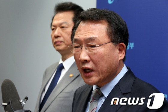 방하남 고용노동부 장관&#40;앞&#41;과 서남수 교육부 장관이 24일 오후 정부과천청사 노동부 청사에서 전국교직원노동조합&#40;전교조&#41; 노조설립 승인 취소 통보에 대한 브리핑을 하고 있다. 2013.10.24/뉴스1 © News1 한재호 기자