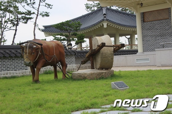 경기 이천농업테마공원이 지난 7월 문을 연지 3개월이 지난 현재 성공적인 가족나들이 체험공원으로 자라잡고 있다고 이천시가 24일 밝혔다. 사진은 체험공원내 연자방아 모형. © News1  
