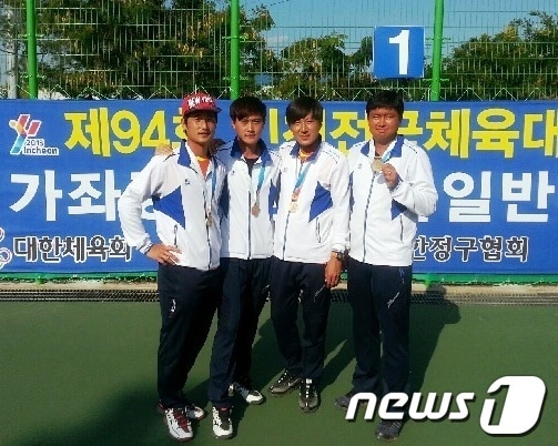 경기 이천시청 정구팀이 제94회 전국체육대회 정구 경기'에서 남자일반부 개인복식전 동메달을 획득했다. 이천팀은 수언시청팀과 팀을 꾸려 출전해 이같은 성적을 거뒀으며 단체전에서도 동메달을 획득했다. © News1  