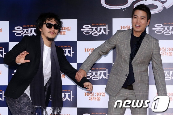 배우 양동근, 주상욱이 24일 오후 서울 광진구 자양동 롯데시네마 건대입구점에서 열린 영화 &#39;응징자&#39; 언론시사 및 기자간담회에 참석해 포즈를 취하고 있다.&#39;응징자&#40;신동엽 감독&#41;&#39;는 20년 만에 재회한 두 친구의 질긴 악연으로 가해자와 피해자가 뒤바뀌는 치열한 복수를 그린 작품으로 오는 30일 개봉 예정이다. 2013.10.24 /뉴스1 © News1   