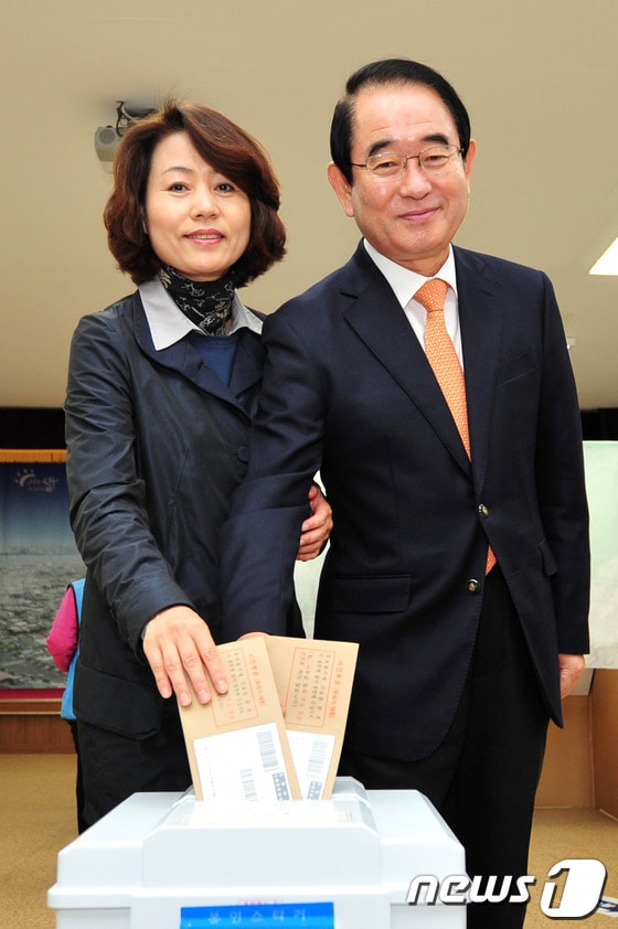 10.30포항남ㆍ울릉 재선거 사전투표가 시작된 25일 새누리당 박명재 후보 부부가 포항시 남구 송도동 주민센터 2층에 마련된 투표소에서 투표를 하고 있다.사전투표는 25~26일 이틀간 오전 6시부터 오후 4시까지 할 수 있다.2013.10.25/뉴스1 © News1   최창호 기자