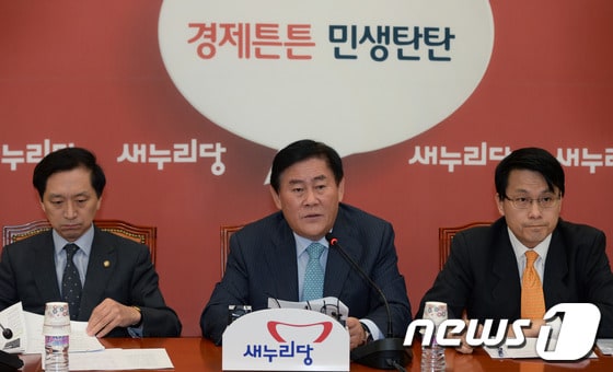 최경환 새누리당 원내대표가 25일 오전 서울 여의도 국회에서 열린 국정감사상황점검회의에서 모두발언을 하고 있다.최 원내대표는 