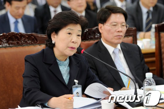 25일 오전 부산시교육청에서 열린 국회 교육문화체육관광위원회의 부산, 울산, 경남 시도 교육청에 대한 국정감사에서 임혜경 부산교육감이 답변하고 있다. 2013.10.25/뉴스1 © News1 전혜원 기자